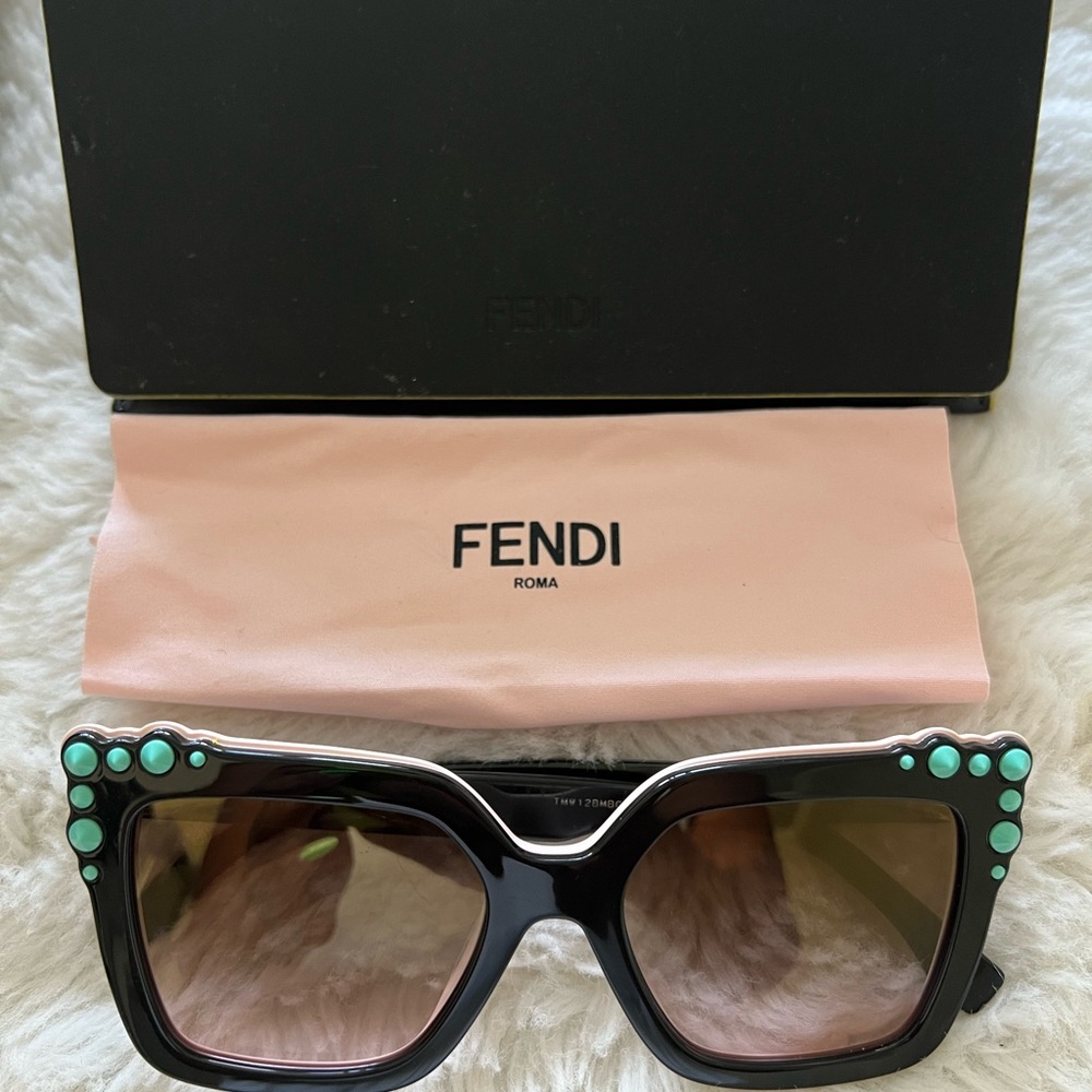 Fendi sunglasses 😎
